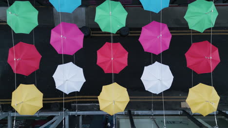 Luftaufnahme-Der-Farbenfrohen-Umbrella-Street-An-Einem-Kalten-Tag-Im-Januar-In-Dublin,-Irland