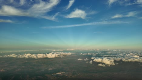 Tranquilo-Cielo-Invernal-Al-Atardecer,-La-Perspectiva-De-Un-Piloto-Tomada-Desde-La-Cabina-De-Un-Avión-Volando-Sobre-La-Isla-De-Mallorca,-España,-A-4000m-De-Altura.