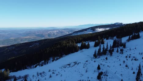 Overhead-Luftaufnahme-Des-Skigebiets-Vitosha-In-Der-Nähe-Von-Sofia,-Bulgarien,-Mit-Nadelwäldern-Und-Schneebedeckten-Gipfeln-Des-Balkangebirges-Im-Hintergrund
