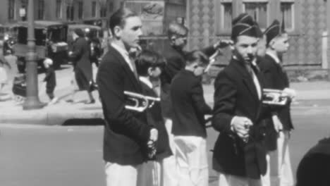Niños-De-La-Banda-De-Música-En-Un-Desfile-De-Barrio-En-La-Ciudad-De-Nueva-York-1930