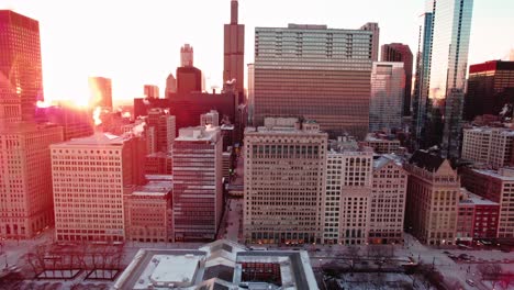 Inspirierende-Luftaufnahme-Des-Zentrums-Von-Chicago-Bei-Sonnenuntergang