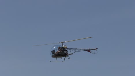 Un-Pequeño-Helicóptero-Vuela-A-Baja-Altura-Sobre-La-Multitud.