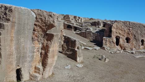 Ruinas-De-Edificios-Excavados-En-La-Roca-En-Un-Día-Soleado-En-La-Antigua-Ciudad-De-Dara-En-Mesopotamia,-Mardin,-Turquía.