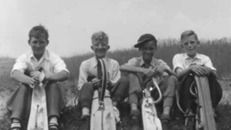 Jungen-Arbeiten-Als-Caddies-Auf-Einem-Golfplatz-In-New-York-In-Den-1930er-Jahren