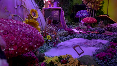 Bunte-Blumen-Schaffen-Eine-Märchenhafte-Szene-Mit-Rosa-Kleid-Im-Bellagio-Conservatory,-Las-Vegas