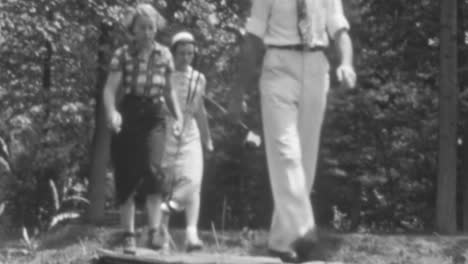 Mann-Geht-Mit-Zwei-Frauen-über-Die-Brücke-Auf-Dem-New-Yorker-Golfplatz-Der-1930er-Jahre