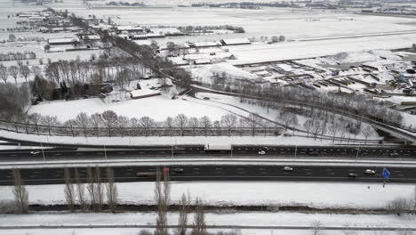 Luftaufnahme-Der-Schneelandschaft-Und-Der-Autobahn-A1-In-Amersfoort,-Niederlande
