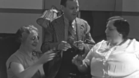 Glückliche-Freunde-Feiern-Im-Wohnzimmer-Eines-New-Yorker-Hauses-In-Den-1930er-Jahren