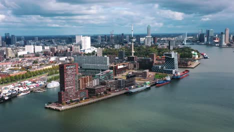 Die-Drohne-Fliegt-Vorwärts-über-Dem-Fluss-In-Richtung-Stadtzentrum-Von-Rotterdam,-Niederlande,-Luftaufnahmen-4K