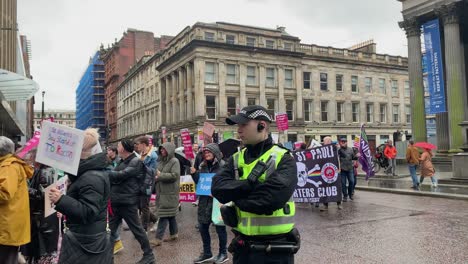 Los-Manifestantes-Marcharon-En-La-Ciudad-De-Glasgow-En-Un-Día-Lluvioso.