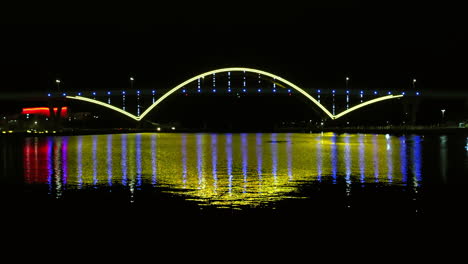Daniel-Hoan-Memorial-Bridge-reflecting-from-the-water-surface,-night-in-Milwaukee,-USA
