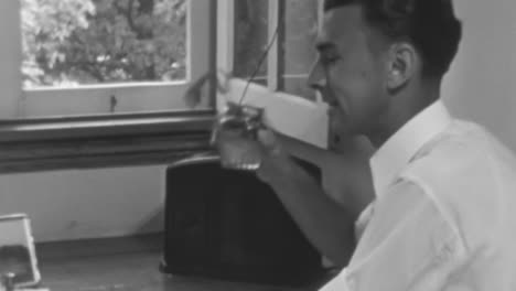Mann-Genießt-Einen-Drink-Am-Fenster-Zu-Hause-Im-New-York-Der-1930er-Jahre
