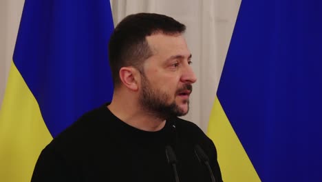 Wolodymyr-Selenskyj-Auf-Ukrainischen-Flaggen