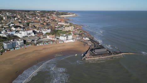 Broadstairs-beach-and-town-drone-footage,-Parallax-technique