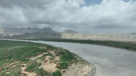 Toma-De-Paralaje-Con-Drones-De-Una-Larga-Variedad-De-Montañas-Y-Colinas-Con-Nubes-Encima-En-Hingol,-Baluchistán,-Pakistán