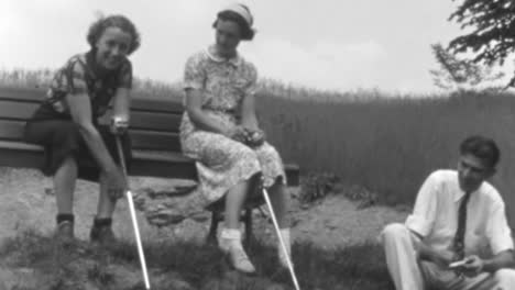 Freunde-Ruhen-Sich-Auf-Einem-Golfplatz-Aus-Und-Halten-Ihre-Schläger-Im-New-York-Der-1930er-Jahre