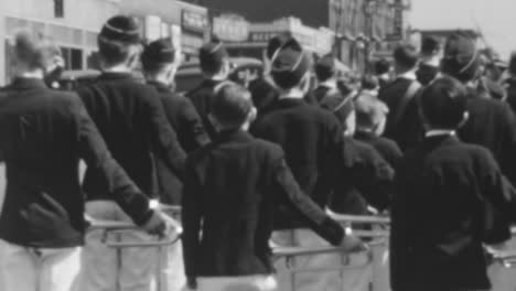 Niños-De-Una-Banda-Musical-En-Un-Desfile-Diurno-En-Nueva-York-En-Los-Años-1930