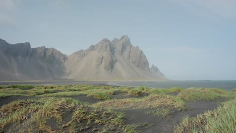 Un-Espectacular-Monte-Vestrahorn-Que-Bordea-El-Océano-En-La-Costa-Islandesa
