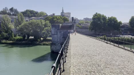 Puente-De-Avignon-Vista-De-La-Ciudad-Francesa-Sobre-El-Río-Con-Edificios-Históricos-Cuando-Hace-Buen-Tiempo