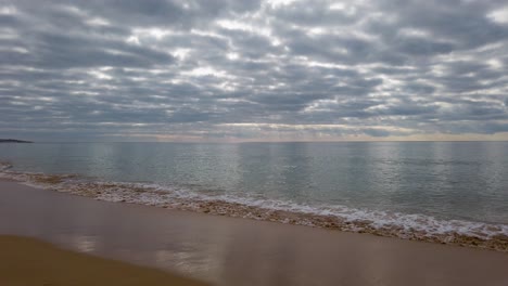 Panoramic-view-of-the-Atlantic-Ocean-surf-under-a-cloudy-sky