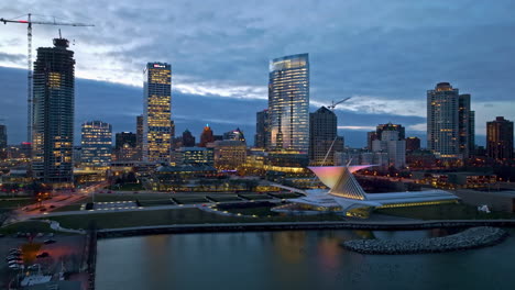 Aerial-tracking-shot-in-front-of-the-Milwaukee-Art-Museum,-colorful-dusk-in-USA