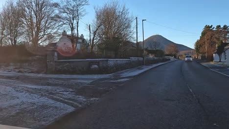 POV-Aufnahme-Einer-Fahrt-Durch-Hütten-In-Glencoe,-Während-Straßenbauarbeiten-Durchgeführt-Werden