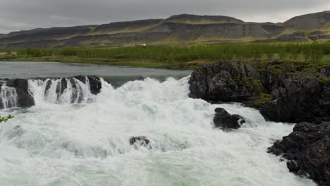 Una-Pequeña-Cascada-En-La-Tranquila-Campiña-Islandesa-En-Un-Día-Lluvioso