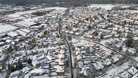 Wunderschöne-Luftaufnahme-Eines-Atemberaubenden-Vorstadtviertels-An-Einem-Sonnigen-Wintertag