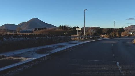 POV-Aufnahme-Großer-Berge-Auf-Dem-Weg-Von-Glencoe-Zur-Isle-Of-Skye