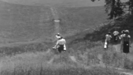 Los-Golfistas-Caminan-Al-Campo-En-Un-Día-Soleado-En-Un-Prístino-Campo-De-Golf-En-Nueva-York-1930