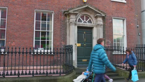 Typische-Fassade-Vor-Der-Haustür-In-Den-Straßen-Von-Dublin,-Irland