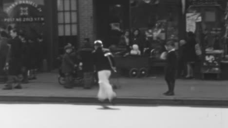 Junge-Trägt-Trompete-Und-überquert-Die-Straße-Im-New-York-Der-1930er-Jahre