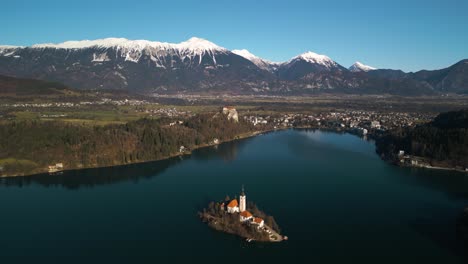 Hohe-Luftaufnahme-über-Dem-Bleder-See,-Slowenien
