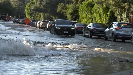 Auto-Fährt-Durch-überflutete-Straßen