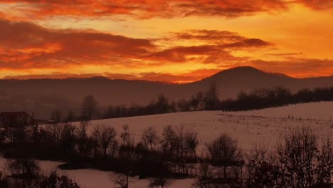 Roter-Himmel-Während-Eines-Wunderschönen-Wintersonnenuntergangs