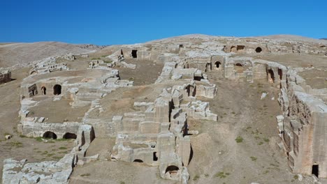 Vista-Aérea-De-Las-Ruinas-De-Un-Edificio-Excavado-En-La-Roca-En-Dara,-Mesopotamia,-Mardin,-Turquía.