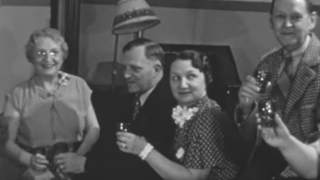 Hombres-Y-Mujeres-Ríen-Y-Brindan-En-El-Salón-De-Una-Casa-De-Nueva-York-De-Los-Años-30.
