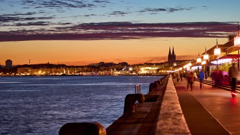 Bordeaux-Sonnenuntergang-Im-Zeitraffer,-Der-Das-Ufer-Des-Flusses-Garonne-Und-Die-Historische-Skyline-Der-Stadt-Zeigt