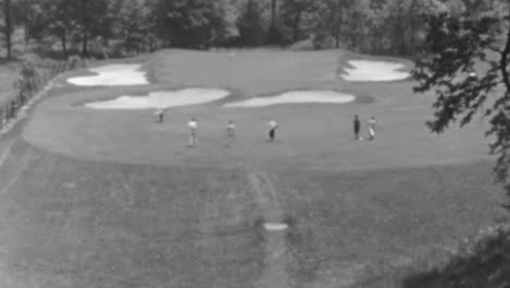Golfistas-En-Un-Día-Soleado-En-Un-Campo-De-Golf-Clásico-En-Nueva-York-En-La-Década-De-1930.