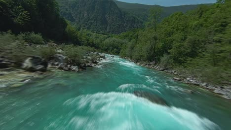 Drohne-Fliegt-über-Stromschnellen-Und-Felsen-Des-Alpenflusses-Soca-In-Slowenien