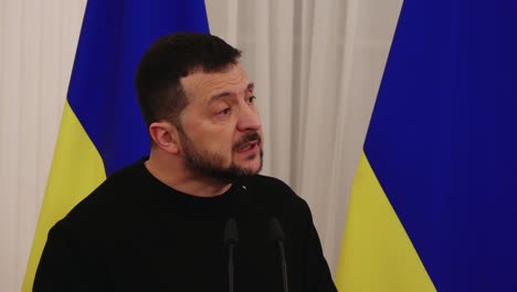 Wolodymyr-Selenskyj-Auf-Ukrainischen-Flaggen
