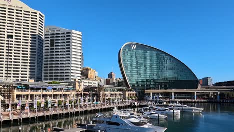 Vista-Caminando-Por-El-Puente-Pyrmont-Sydney-Con-Vistas-A-Los-Hoteles-Darling-Harbour