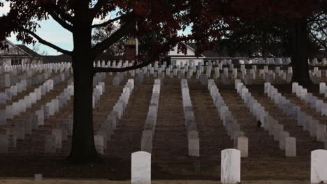 Toma-De-Camión-Que-Muestra-Muchas-Lápidas-Militares-Del-Cementerio-Nacional-De-Fayetteville-En-EE.-UU.