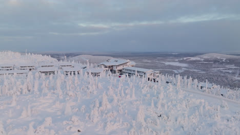 Luftaufnahme-Vor-Dem-Hotel-Iso-Syöte,-Sonniger-Wintermorgen-In-Finnland