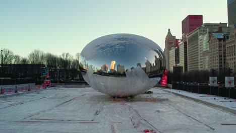 Chicago-downtown-reflected-in-the-bean---the-cloud-monument-which-is-under-construction