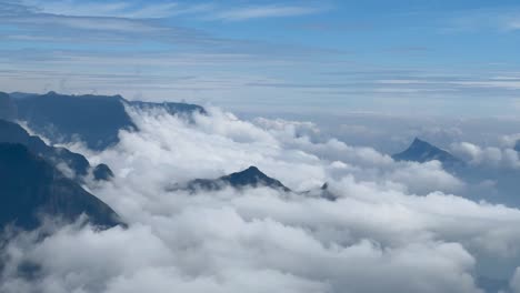 Vista-Aérea-De-Drones,-Muchas-Nubes-Son-Visibles-En-La-Cámara-Del-Drone-Y-Las-Montañas-También-Son-Visibles-Alrededor
