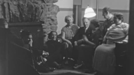 Reunión-Social-En-El-Salón-De-Una-Casa-De-Nueva-York-En-Los-Años-1930.