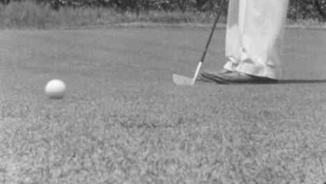 Golfer-Führt-An-Einem-Sonnigen-Tag-Auf-Dem-Golfplatz-In-New-York-In-Den-1930er-Jahren-Einen-Putt-Durch