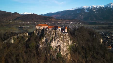 Castillo-Medieval-De-Bled,-Eslovenia---Toma-Aérea-Cinematográfica-De-Establecimiento