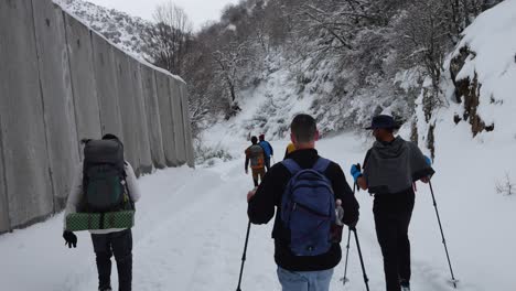 Turistas-Caminando-Hacia-El-Monte-Hermón-Durante-Un-Invierno-Nevado-En-Israel